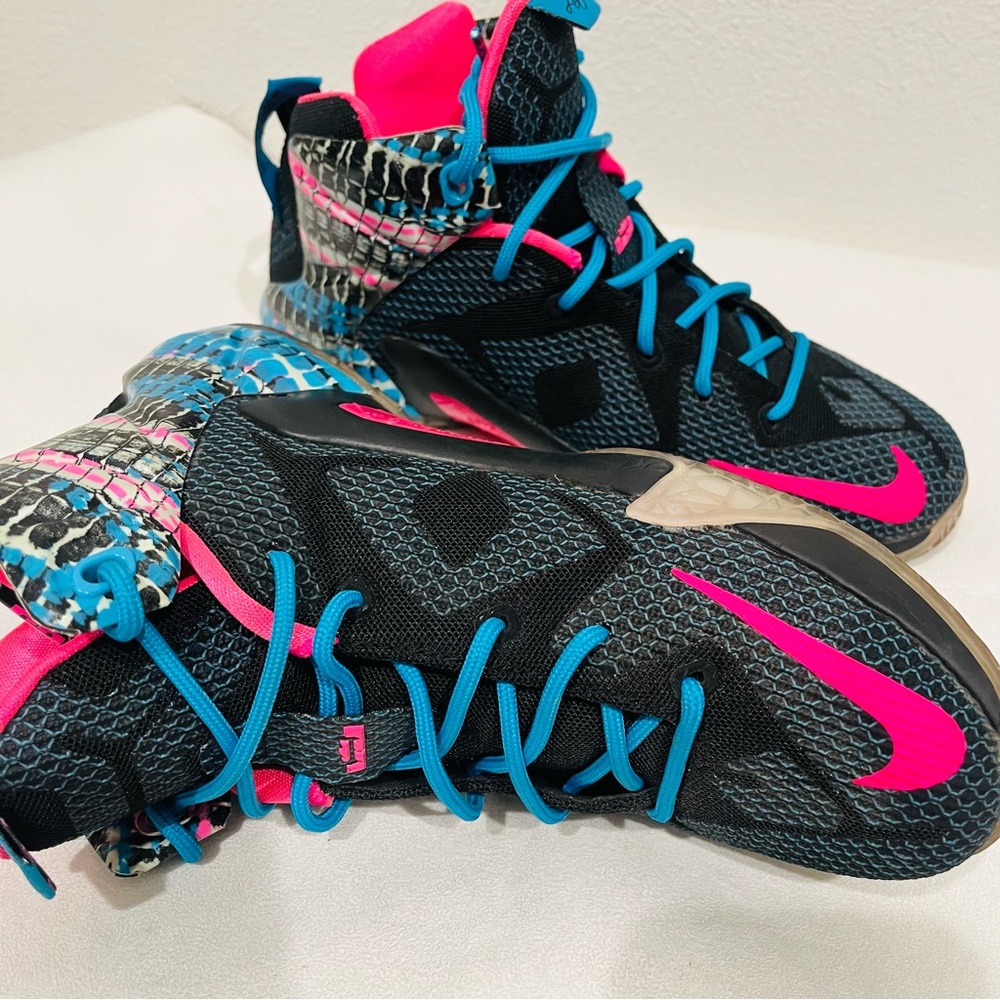 LeBron XII 23' Chromosomes Men size 6Y